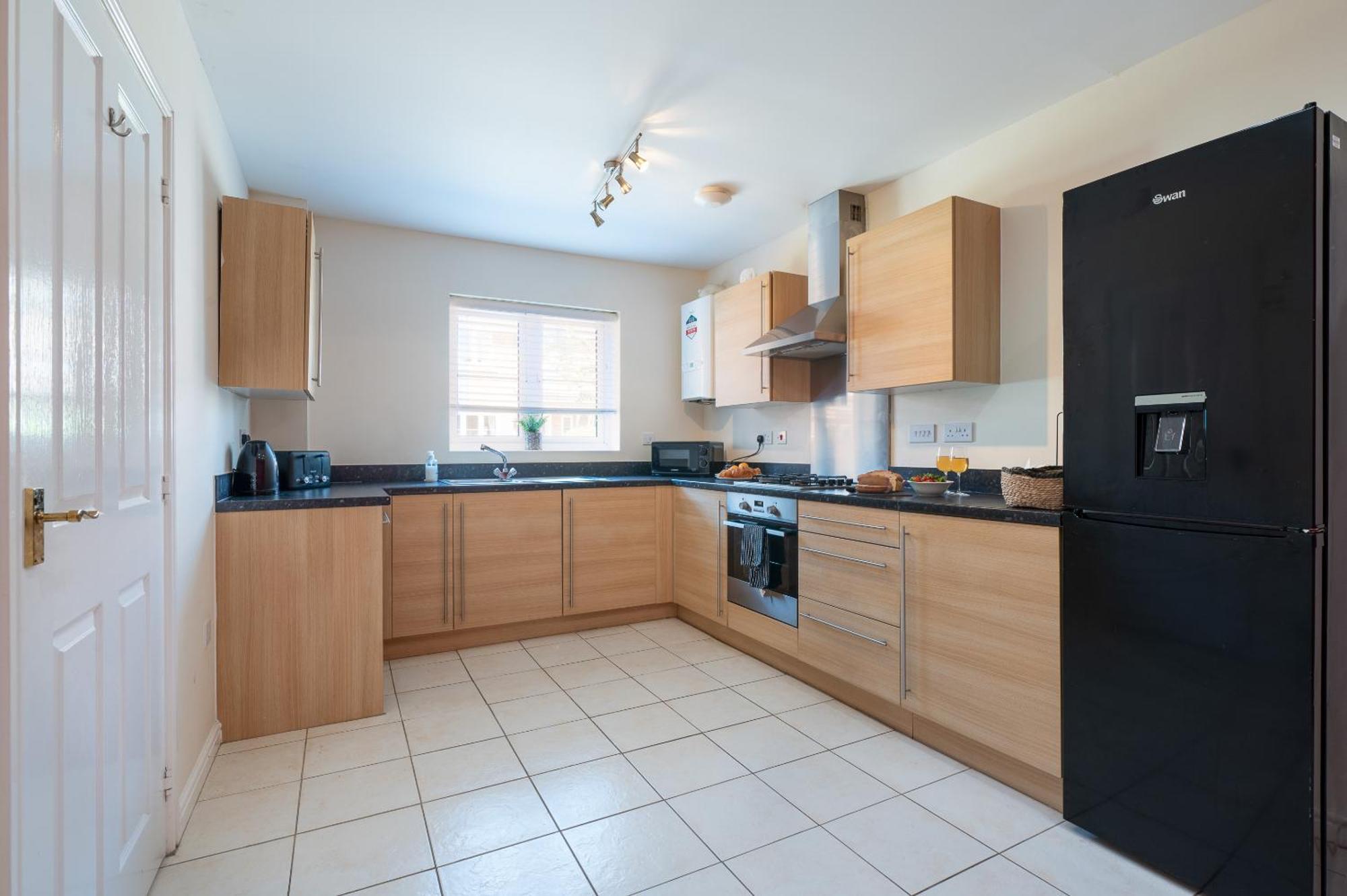 Spacious 4 Bedroom, Perfect For Contractors, Families, Private Parking Royal Wootton Bassett Exterior photo