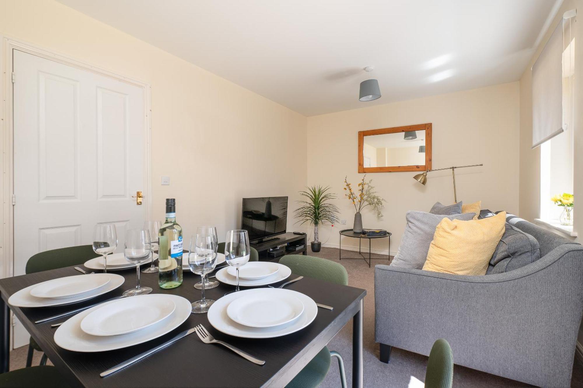 Spacious 4 Bedroom, Perfect For Contractors, Families, Private Parking Royal Wootton Bassett Exterior photo